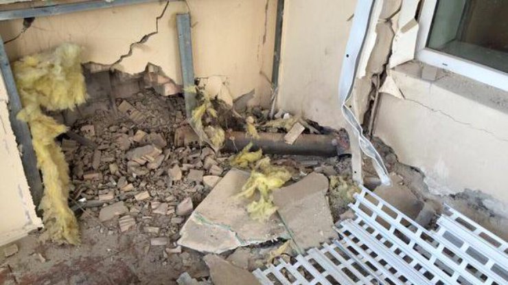 В Центре Донецка взрыв разрушил стену дома