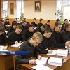 Священиків у Києві навчають психології та мові жестів