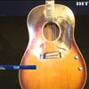 У США викрадену гітару Леннона продали за $2 млн