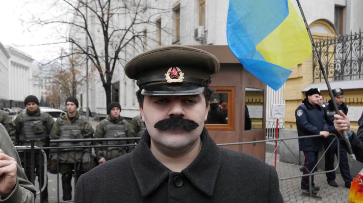 Под Администрацию Порошенко пришел Иосиф Сталин. Фото Голос столицы