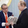 Путину вручили корону императора (фото)