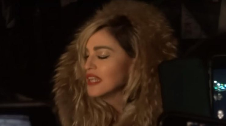 Известная певица Мадонна вышла на улицу, чтобы спеть в поддержку жертв терактов в Париже