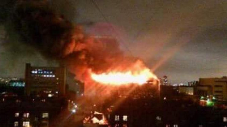 В Москве бушует пожар в машиностроительном заводе. Facebook/greg.dawis