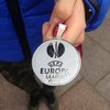 Роман Зозуля продает медаль Лиги Европы