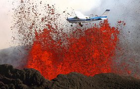 Безрассудно смелый пилот пролетает над вулканом в Исландии, извергающем раскалённую лаву