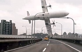 Самолёт компании TranAsia за несколько секунд до падения в реку в Тайбэе. На борту рейса GE235 находились 58 пассажиров и членов экипажа, не менее 35 из которых погибли