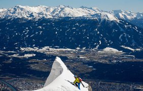 Альпинист совершает восхождение на вершину горы Зеегрубе недалеко от Инсбрука, Австрия