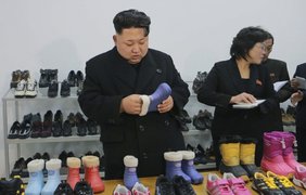 Визит северокорейского лидера Ким Чен Ына на обувную фабрику в Пхеньяне