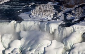 Скованные льдом Ниагарские водопады в Онтарио, Канада