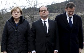 Канцлер Германии Ангела Меркель, президент Франции Франсуа Олланд и председатель правительства Испании Мариано Рахой отдают дань памяти жертвам крушения самолёта Airbus A320