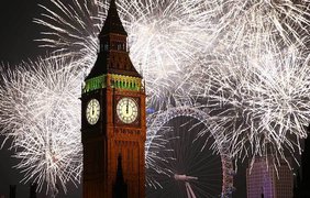 Фейерверки взрываются в небе над Лондоном в новогоднюю ночь, 1 января 2015 года