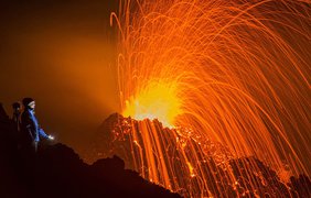 Извержение вулкана Питон-де-ла-Фурнез на острове Реюньон в Индийском океане