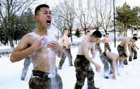 Солдаты Народно-освободительной армии Китая проходят подготовку на военной базе при температуре -30 С в Хэйхэ в провинции Хэйлунцзян