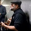 Борис Гребенщиков спел в переходе метро в Москве (видео)