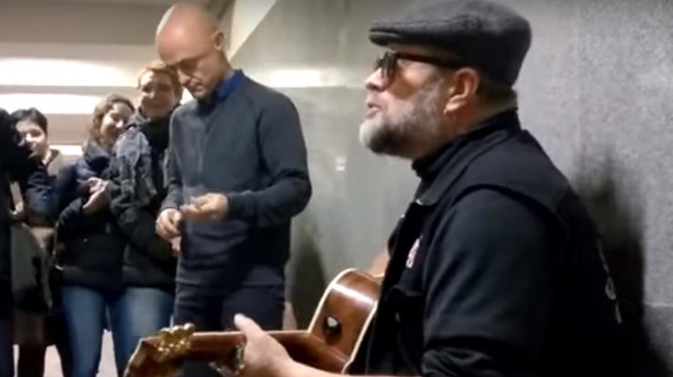 Гитарист группы "Аквариум" Борис Гребенщиков спел в метро