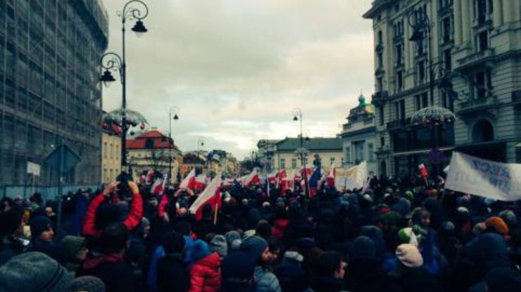 Поляки вышли на протест. Twitter/HenryJFoy