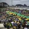 В Бразилии тысячи людей требуют отставки президента (фото)