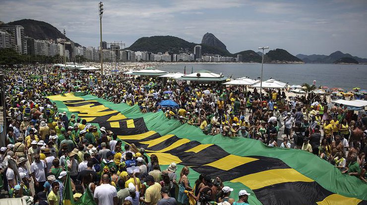 В Бразилии тысячи людей требуют отставки президента