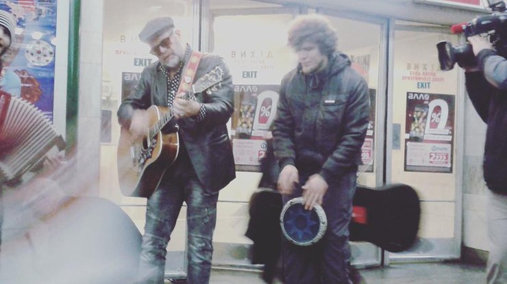 Борис Гребенщиков спел в переходе метро в Киеве