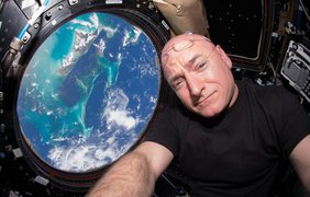 Селфи астронавта НАСА Скотта Келли на борту МКС, 12 июля