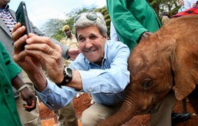 Госсекретарь США Джон Керри делает селфи со слонёнком во время визита в приют для животных в Найроби, Кения, 3 мая
