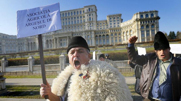 Пастухи в овечьих шкурах ворвались в парламент Румынии. Фото epa.eu
