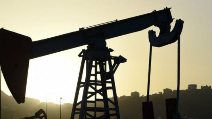Нефть на мировых биржах торгуется у минимума за 7 лет