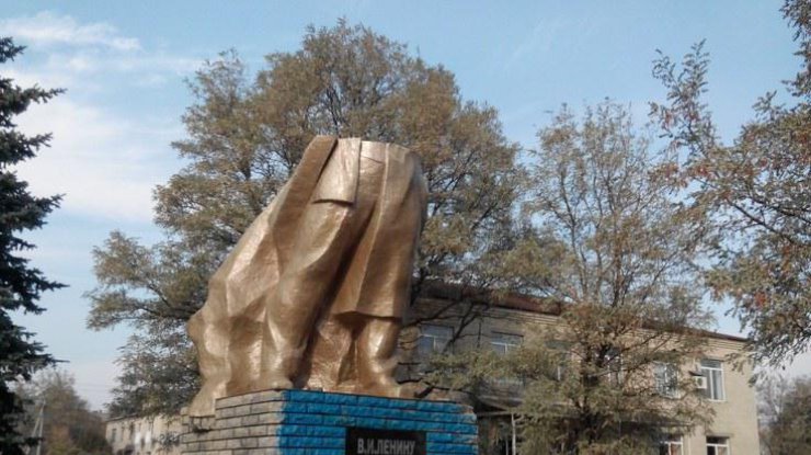 Снесенный памятник Ленину в Сергеевке, Донецкой области. Фото из архива. Источник: Вчасно