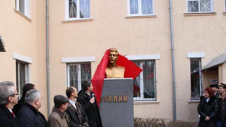 В оккупированном Луганске установили бюст Сталина