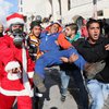 Санта-Клаусы из Палестины подрались на границе с военными Израиля (фото)
