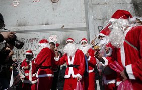Санта-Клаусы из Палестины подрались с военными Израиля