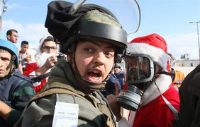 Санта-Клаусы из Палестины подрались с военными Израиля