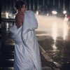 Ани Лорак разгуливает по улице в одном одеяле (фото)
