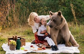 Фотосессия с медведем Степаном вызвала шквал критики в СМИ