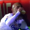 Футболист во время игры отметил пивом забитый гол (видео)