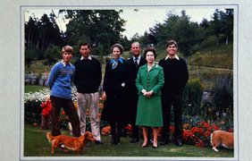 Королева Елизавета II и Филипп, герцог Эдинбургский с детьми принцем Эдвардом, принцем Чарльзом,  принцессой Анной и принцем Эндрю. Сын принцессы Анны, Питер Филлипс, слева, за принцем Эдвардом, 1979