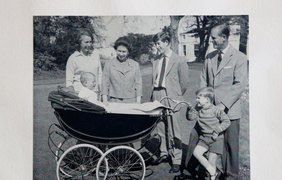 Королева Елизавета II и Филипп, герцог Эдинбургский с детьми принцессой Анной, принцем Эдвардом, принцем Чарльзом и принцем Эндрю, 1965