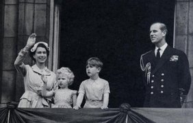 Королева Елизавета II и Филипп, герцог Эдинбургский с детьми принцем Чарльзом и принцессой Анной, 1952