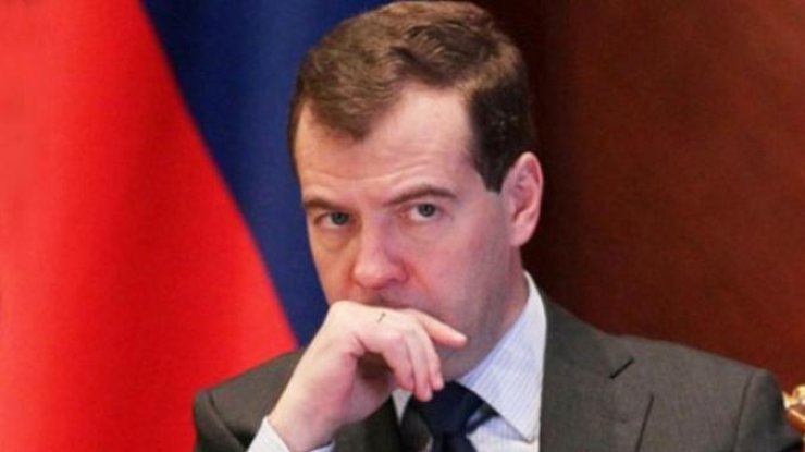 Медведев обещает санкции против Украины