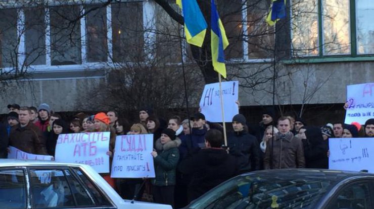 Сотрудники АТБ митинговали под Хозсудом Киева