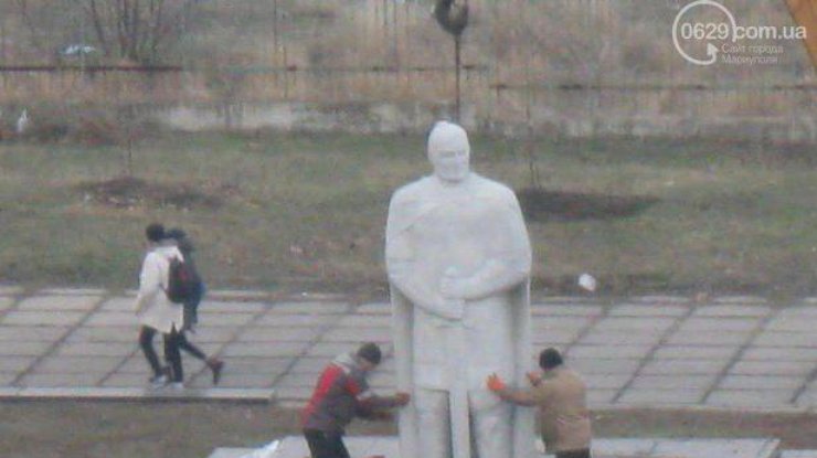 В Мариуполе установили памятник Святославу вместо Ленина