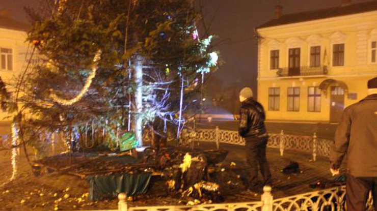 В центре города Сторожинец сгорела новогодняя елка. Фото storozhynets.info