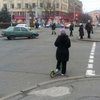 По Днепропетровску рассекает пенсионерка на самокате