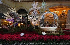 Огромные снежные шары и свисающие с потолка снежинки в отеле "Белладжио"