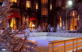 Сезонный ледовый каток в гостинице Hotel Plaza Athénee в Париже преображается к зимним праздникам