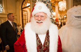 Санта подарит праздничное настроение путешественникам, остановившимся в гостинице The Plaza Hotel в Нью-Йорке в период новогодних праздников