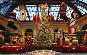 Мерцающие снежинки, семья белых медведей и праздничные декорации превращают знаменитый отель "Белладжио" в Лас-Вегасе в зимнюю сказку
