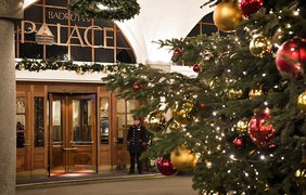На церемонии зажжения огней на рождественской ёлке возле гостиницы Badrutt’s Palace Hotel в Санкт-Морице гостей угощали глинтвейном и печеньем