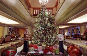 Рождественская ёлка высотой 6 метров, украшенная более 25 тысячами огоньков и более 3 тысячами игрушек в гостинице Windsor Court House в Новом Орлеане