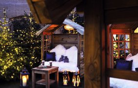 Гостиница Berkeley в Лондоне предлагает своим гостям насладиться просмотром классических рождественских фильмов на большом экране, укутавшись в пуховый плед Moncler